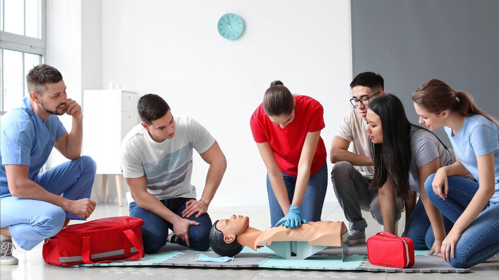 sudden emergencies response, emergency preparedness tips, handle everyday emergencies, emergency readiness strategies, quick emergency solutions, confidence in emergencies, emergency management skills, urgent situation handling, emergency response training, everyday crisis management