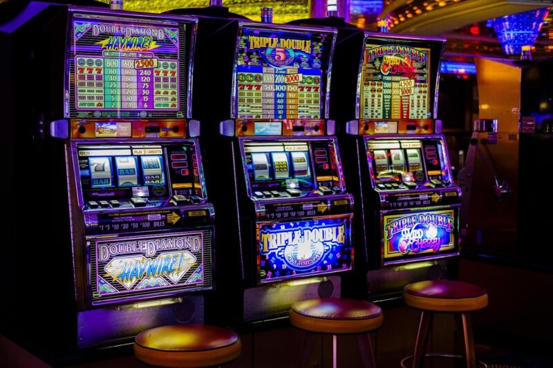 online casino advantages, why players prefer online casinos, benefits of online gambling, top reasons to choose online casinos, online casino popularity, secure online casinos, best online gambling sites, online casino reviews, mobile online casinos, online casino bonuses